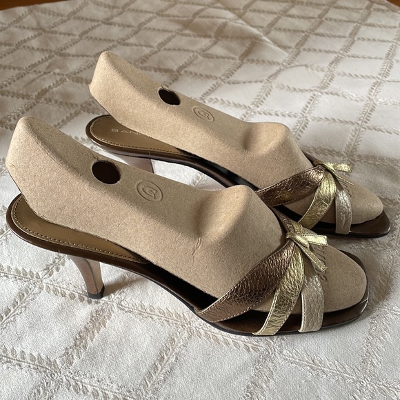 Bandolino Heel Sandal, shiny leather, like new, size 8.5 - Picture 3 of 10